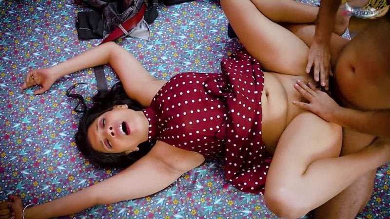 Grand-père baise hardcore avec une jeune fille desi