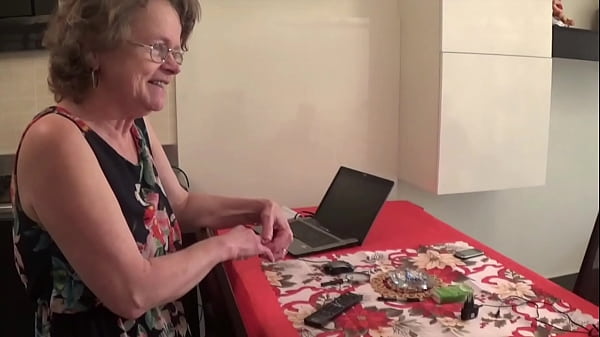 पुरानी इतालवी फूहड़ चाची को युवक ने चोदा