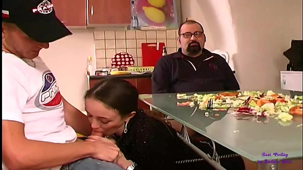 Hermosa jovencita se desnuda