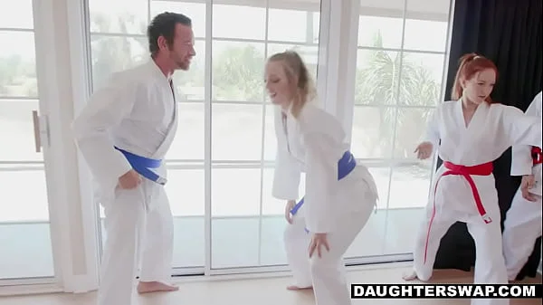 Heimvideo einer Frau, die den ganzen Tag damit verbringt, einem begabten Mann ihren Arsch hinzugeben