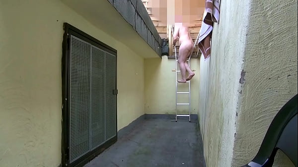 Pornokino Tag 1 komplett rasiert: Duschen, nackt auf der Terrasse, Cruisen, nackten Fremden auf der Treppe treffen. Exhibitionist Tobi00815 (036)