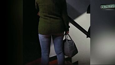 Il mio insegnante mi ha convinto a scoparmi la figa in cambio di avermi insegnato i compiti per il college. Non dirlo a nessuno!