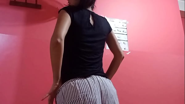 Un viaggiatore entra in casa mia e mi chiede qualcosa da mangiare. NE APPROFITTO E PER IL TETTO, CONSERVO IL CIBO PER ME, COSÌ POTRA' ESSERE LA MIA PUTTANA IN QUALSIASI MOMENTO, CHE BUON CULO CHE HA!!!