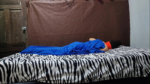 NON FARLO PIÙ!! UNA COPPIA DI NEO SPOSI VISITA UN ALBERGO DOVE SI IMMERGE UN FANTASMA CON QUALE IL MARITO FA SESSO E FINISCE PER TRADIRE LA MOGLIE A CAUSA DI QUELLO SPIRITO OSCURO. PORNO REALE ESCLUSIVO 1