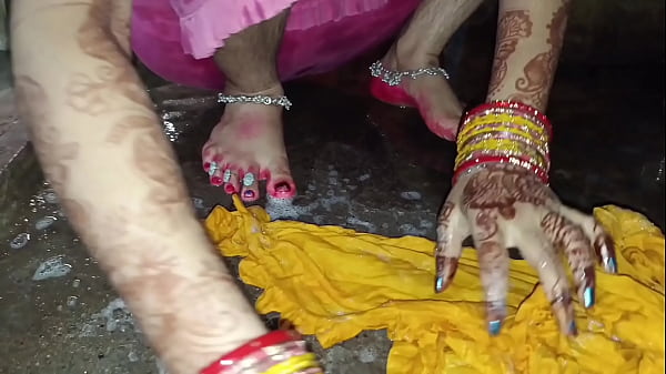 Bhabhi en chaleur fait pipi dans la salle de bain porno en hindi