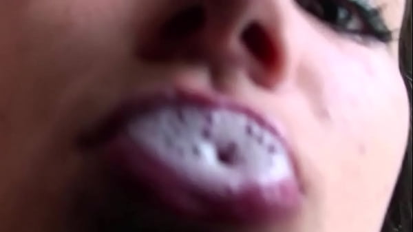 latina magra transando descontroladamente com um cara loiro com tesão